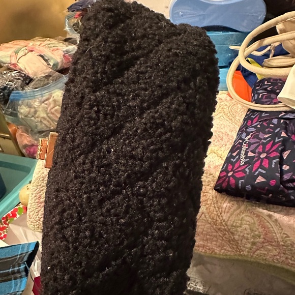 Elegant Black Quilted Handbag with Gold Chain and Clasp NWOT - Picture 5 of 6